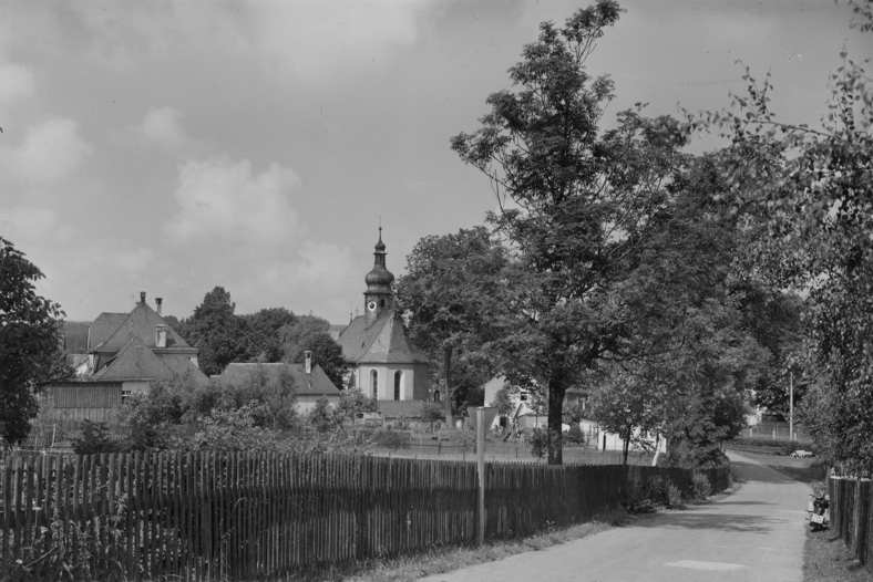 Rund um Dorfplatz und Kirche (9).jpg